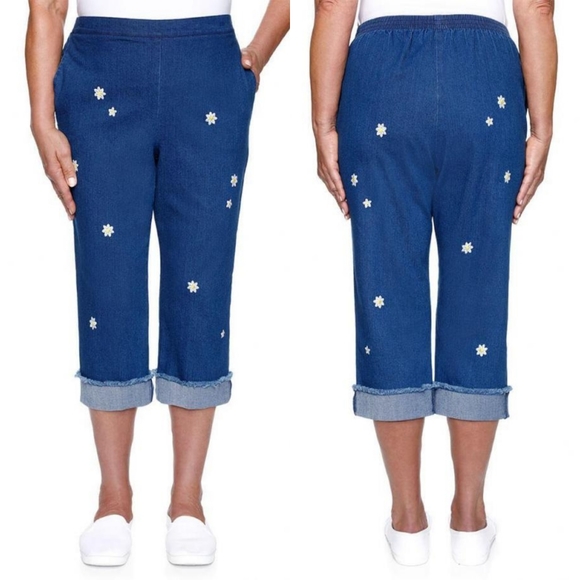 Alfred Dunner Lazy Daisy Embroidered Pull-On Denim Capri Pant Medium Indigo NEW - Picture 1 of 10